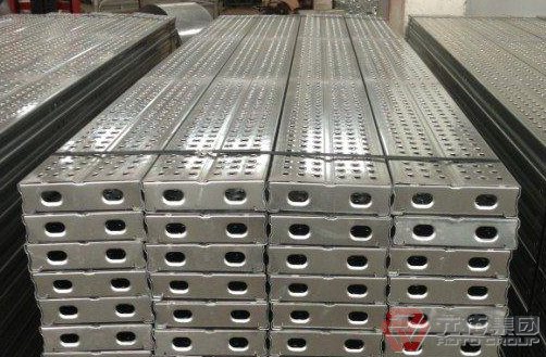 鋼管架子用鋼踏板比用木踏板、竹踏板安裝方便